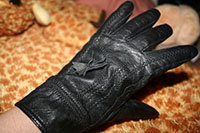 как растянуть новые кожаные перчатки