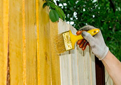 как правильно красить деревянный забор