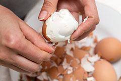 как аккуратно почистить яйцо с прилипшей к белку скорлупой